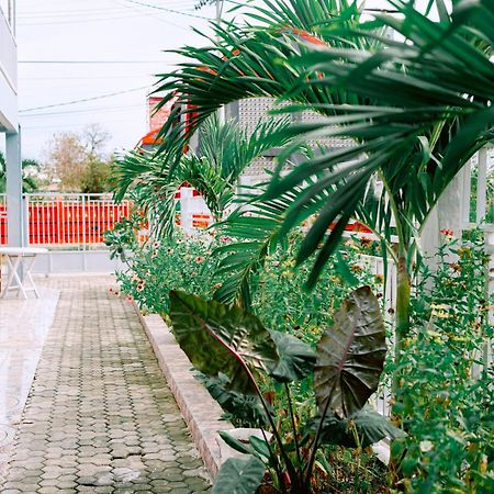 Getrudis Guesthouse Labuan Bajo Esterno foto