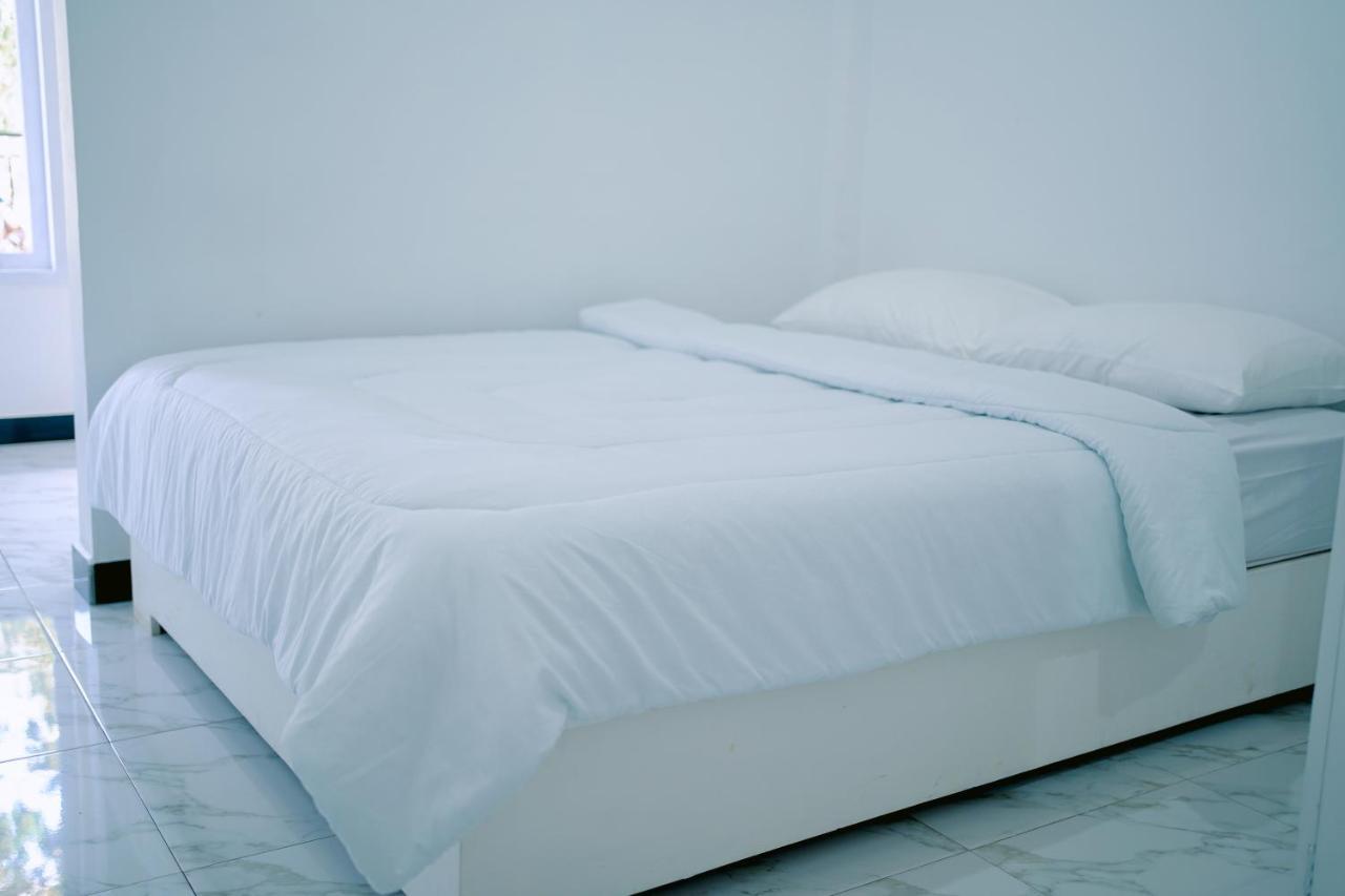 Getrudis Guesthouse Labuan Bajo Esterno foto