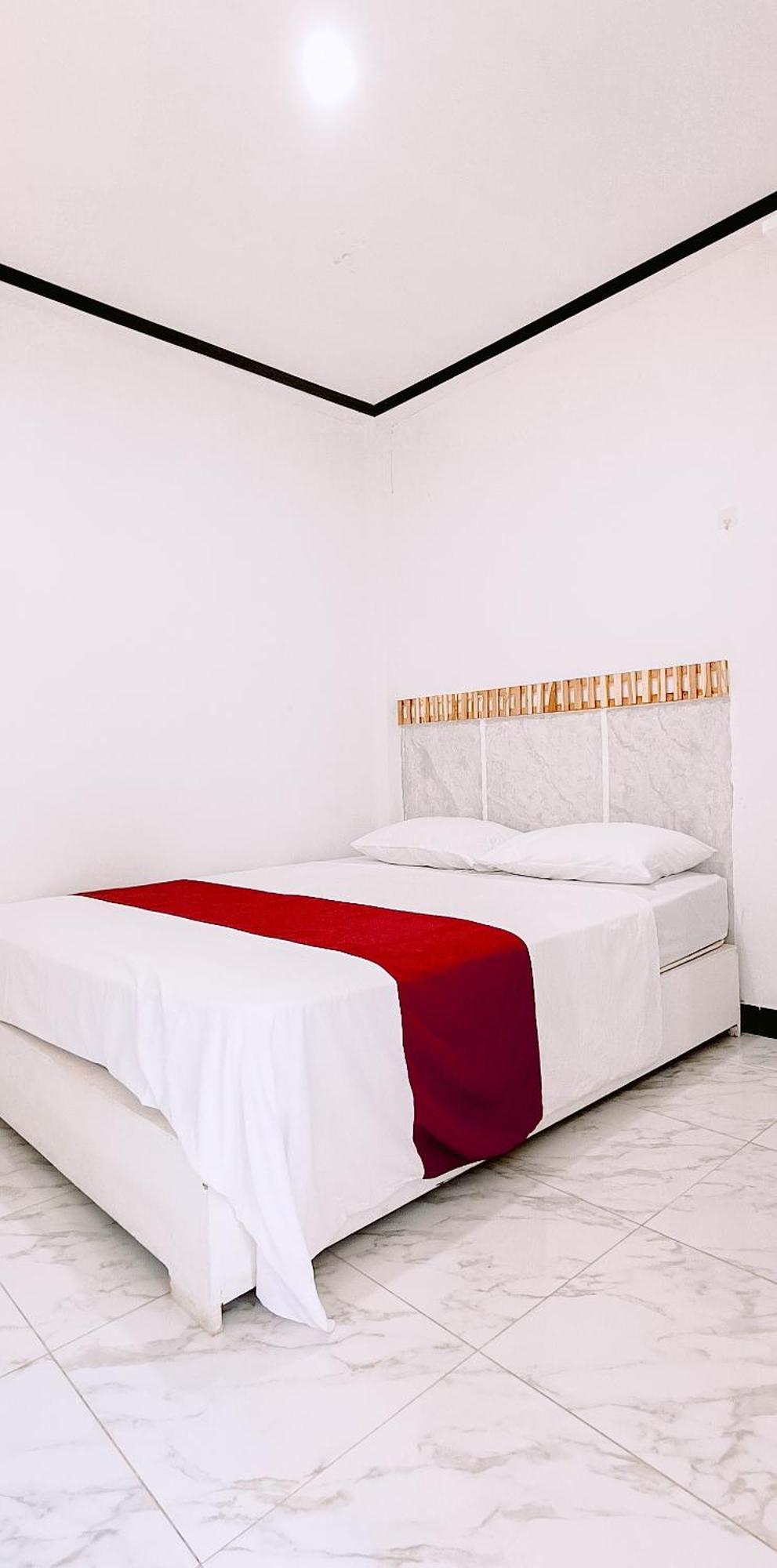 Getrudis Guesthouse Labuan Bajo Esterno foto