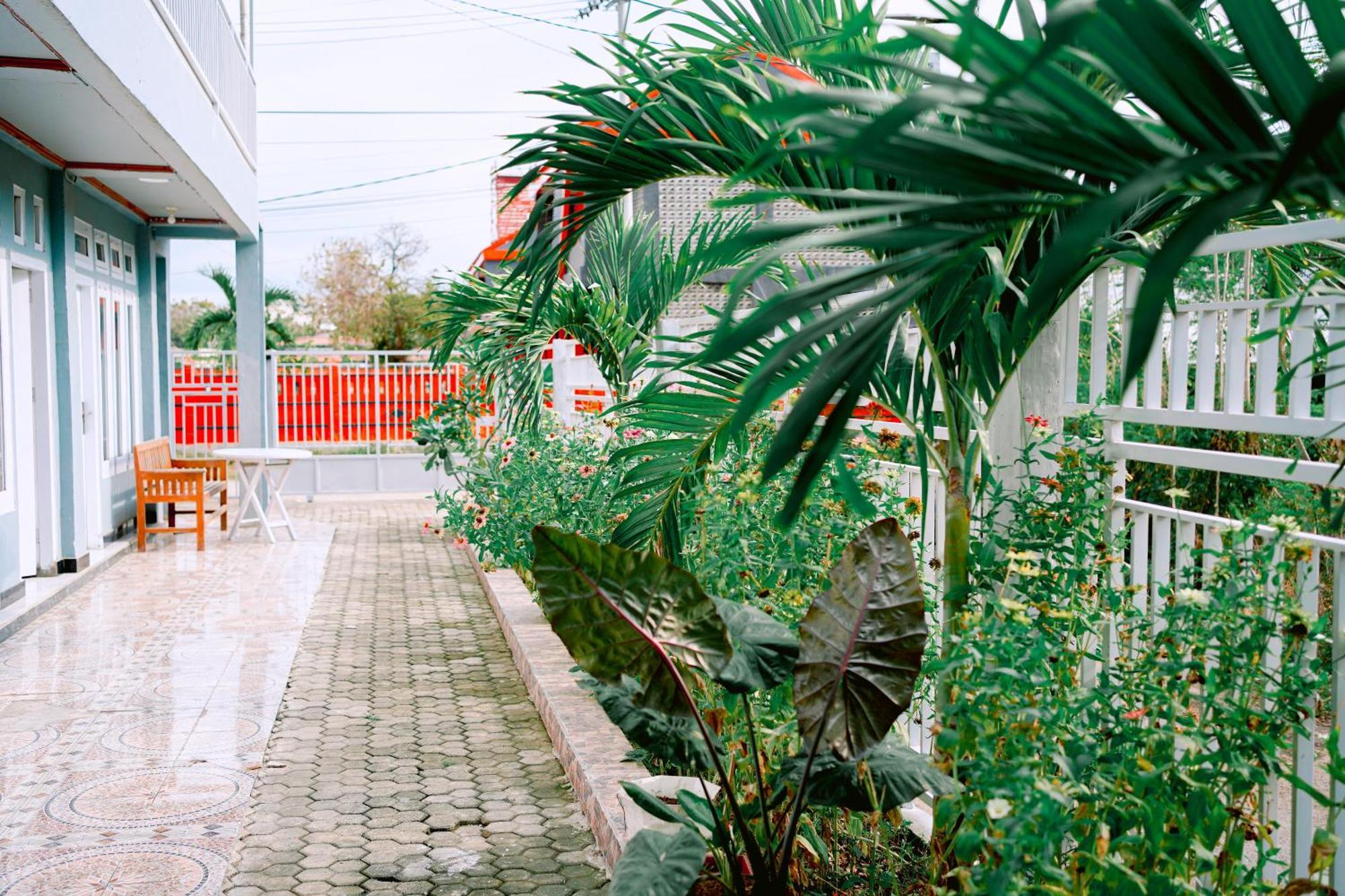 Getrudis Guesthouse Labuan Bajo Esterno foto